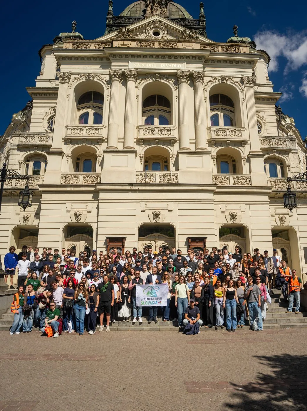 Skupinová fotografia pred Štátnym divadlom v Košiciach