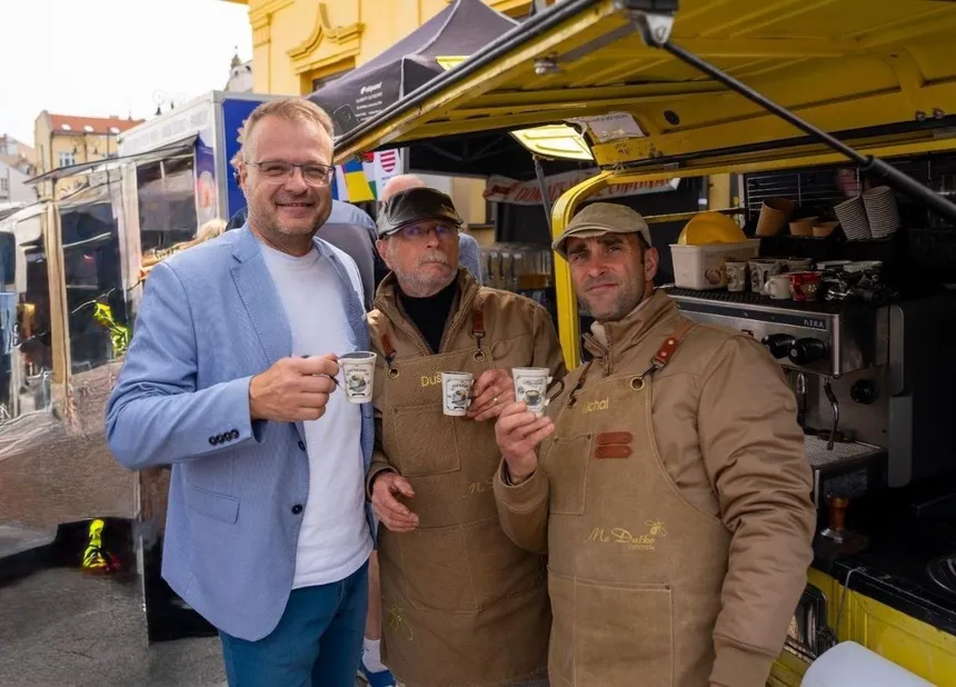 Igor Petrovčik s remeselníkmi pri káve