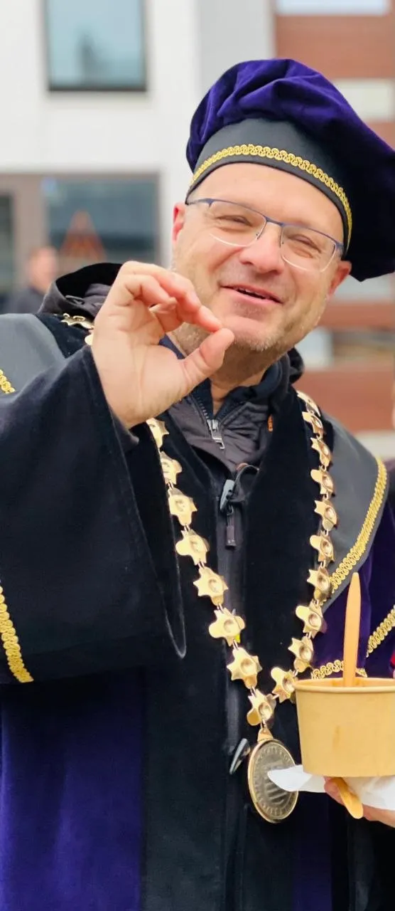 Zvoní? Možno je to politik.